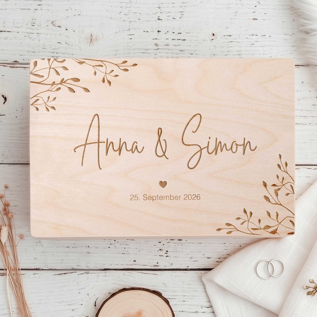 Personalisierte Erinnerungsbox zur Hochzeit aus Holz mit Lasergravur