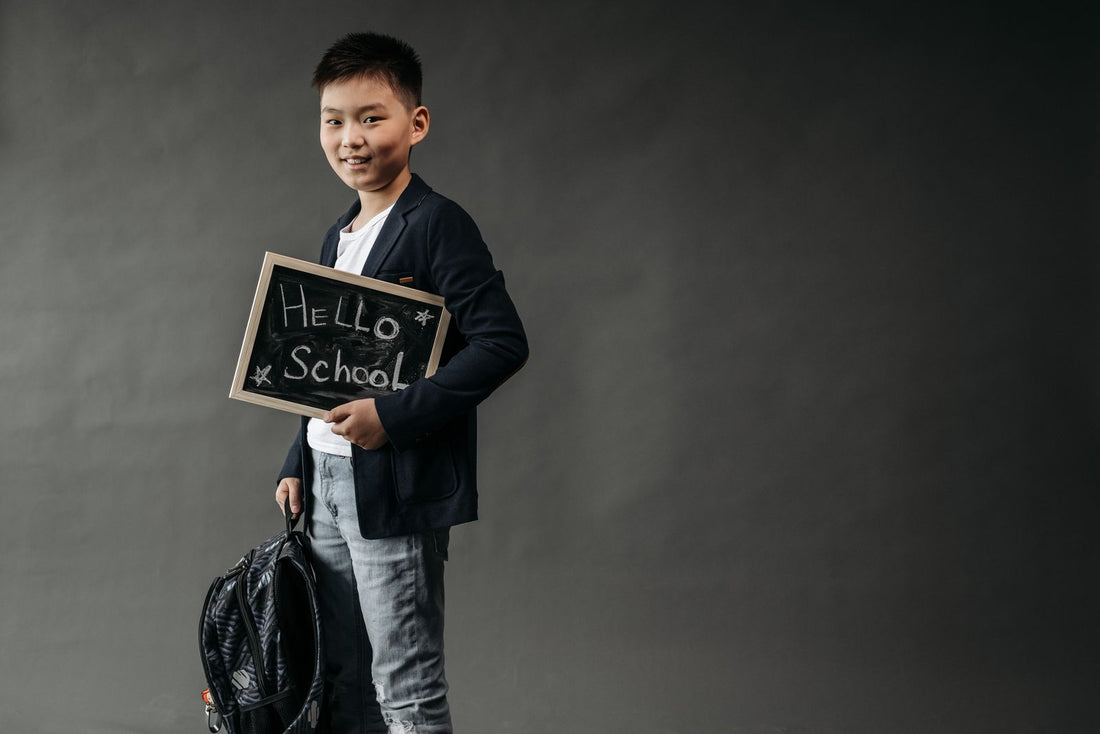 Kind mit Schultüte und Schulranzen am ersten Schultag zur Einschulung