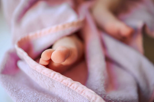 Zarte Babyfüße auf einer weichen Decke – Symbolbild zur Taufe