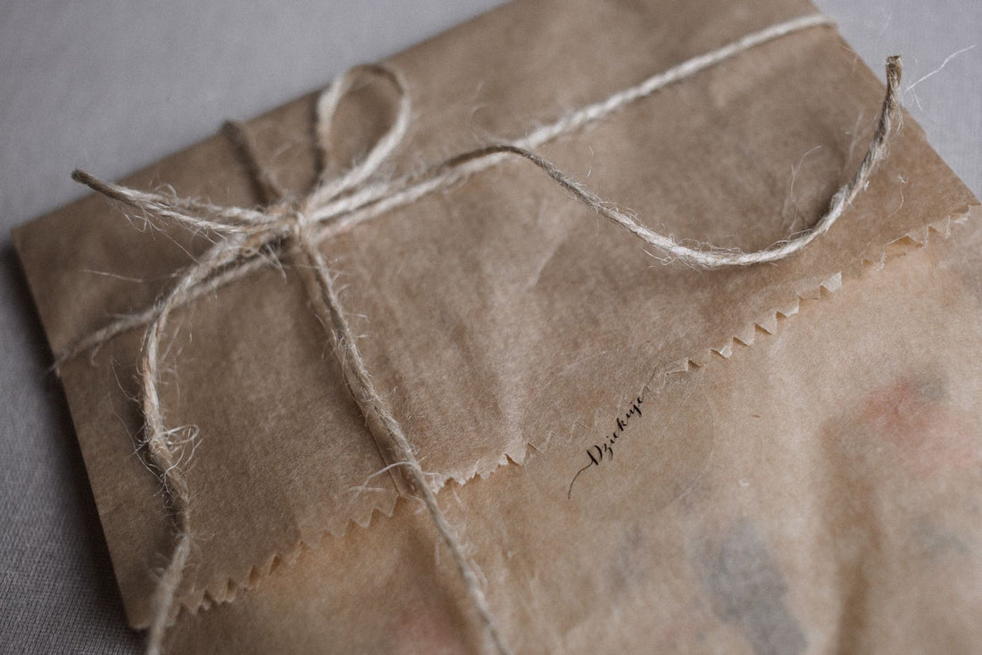 In Kraftpapier verpacktes Geschenk mit Schnur – originelle Verpackungsidee für ein Geldgeschenk