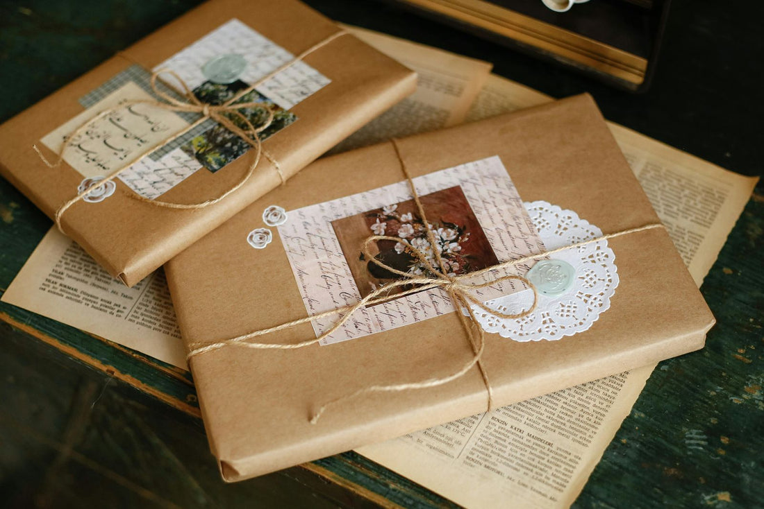 In Kraftpapier verpacktes Geschenk mit Kordel und Karte – Sinnbild für Zeit statt Zeug