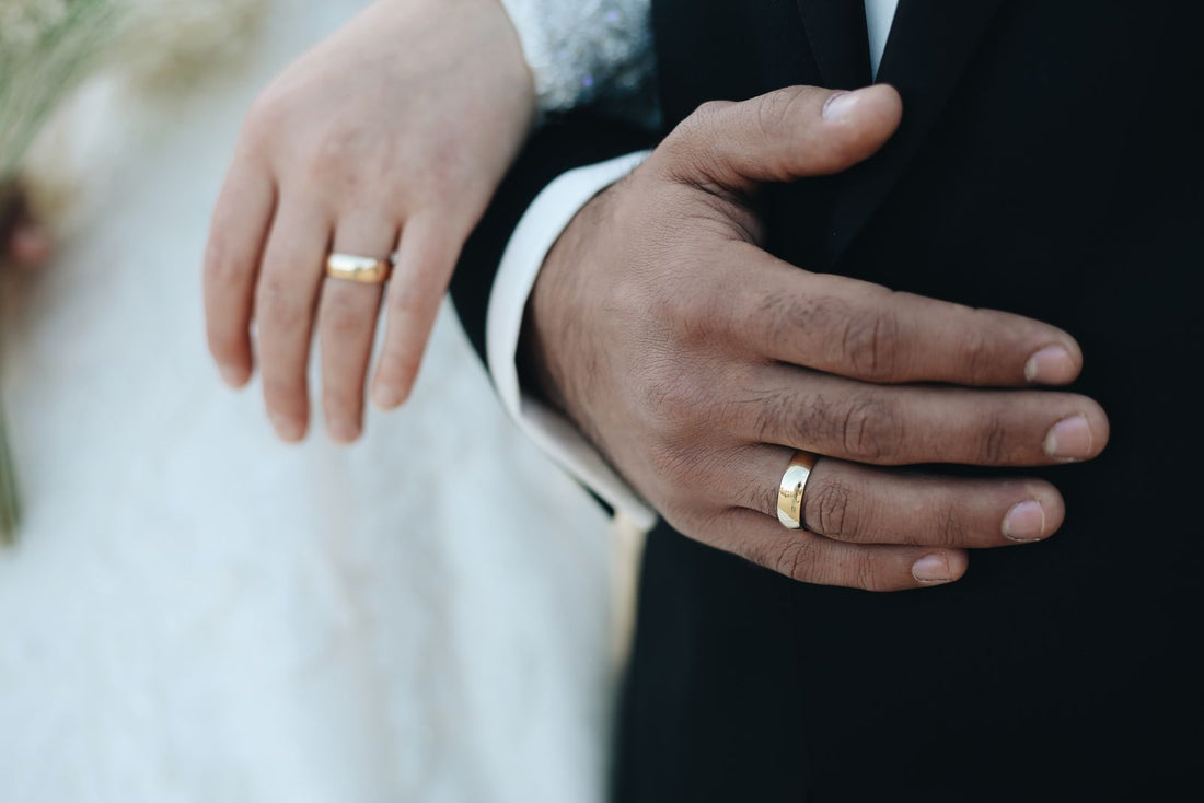 Brautpaar hält sich an den Händen – herzliche Glückwünsche zur Hochzeit