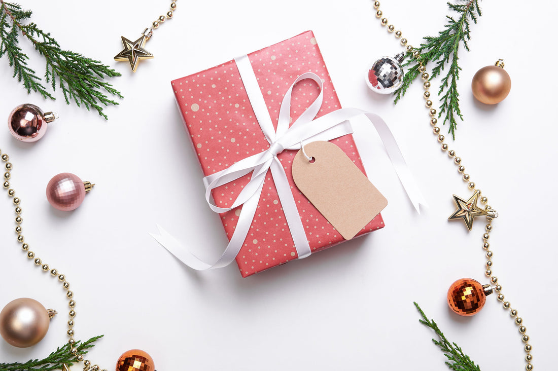Weihnachtlich verpacktes Geschenk mit Papieranhänger und Tannenzweigen – Geldgeschenk zu Weihnachten verpacken