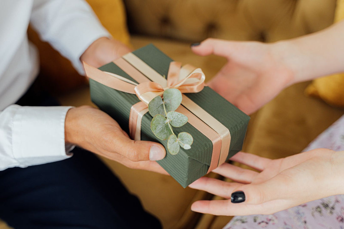 Ein liebevoll verpacktes Geschenk wird überreicht