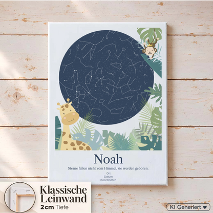 Geburtsposter mit dunkelblauem Sternenhimmel, Giraffe und Äffchen auf Leinwand, auf hellem Holz liegend