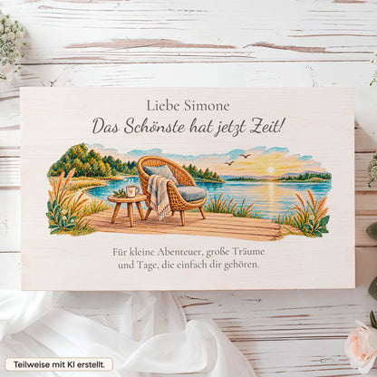 Deckel der Rentenbox mit Holzsteg am See bei Sonnenuntergang und Grußtext für die Kollegin