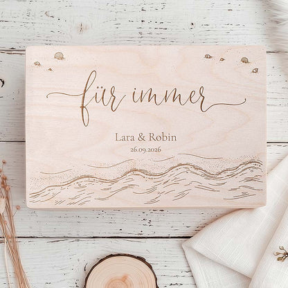 Personalisierte Erinnerungsbox zur Hochzeit aus Holz mit Wellen-Motiv, graviert mit Namen und Datum