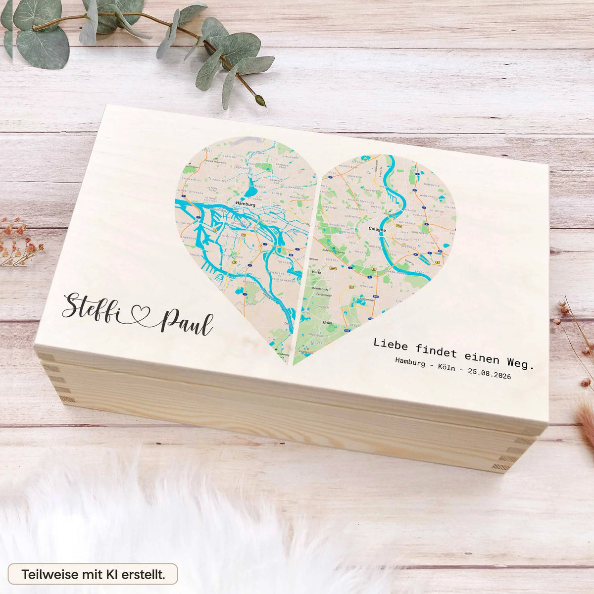 Personalisierte Holzbox mit zwei Städten im Herz und dem Spruch „Liebe findet einen Weg.“