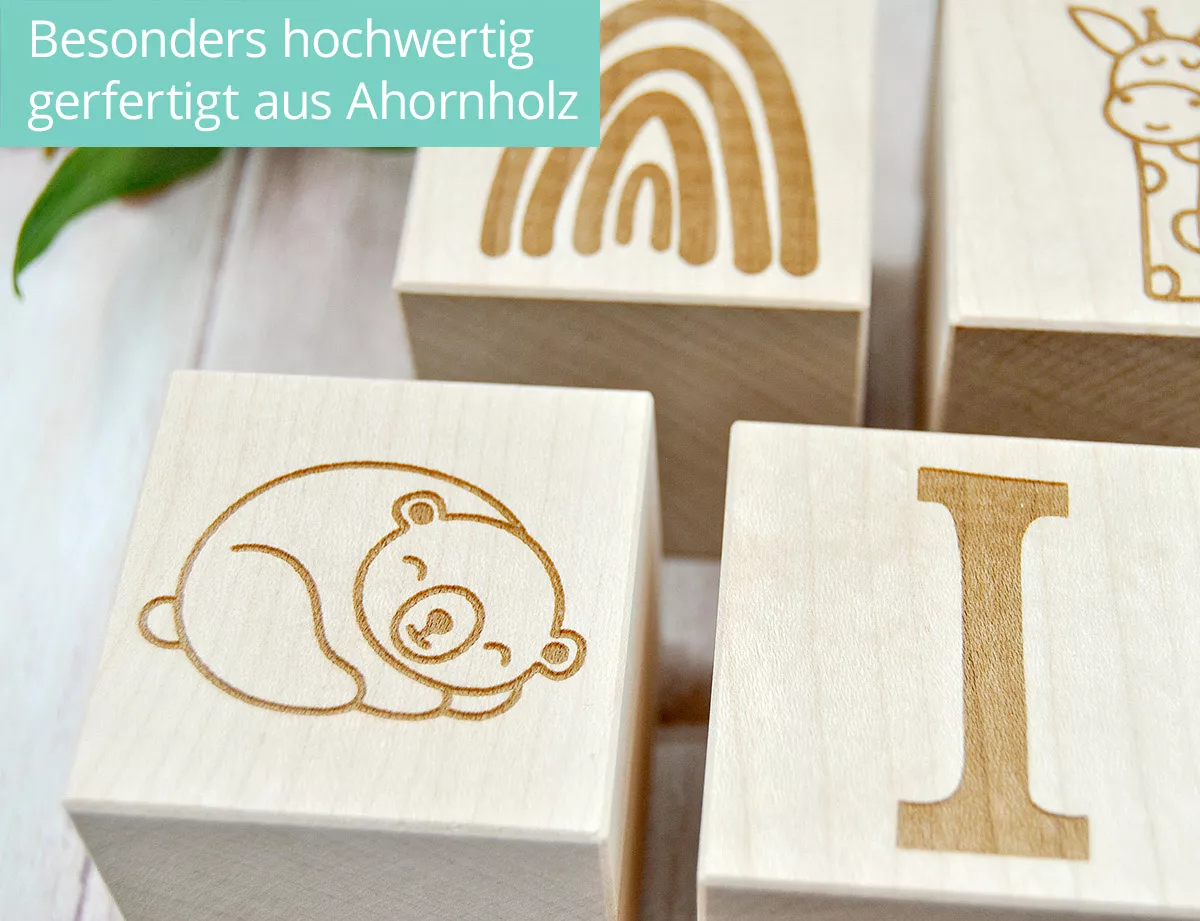 Holzwürfel personalisiert graviert für die Geburt