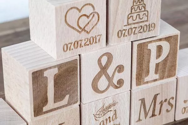 Holzwürfen als Hochzeitsgeschenk mit Gravur